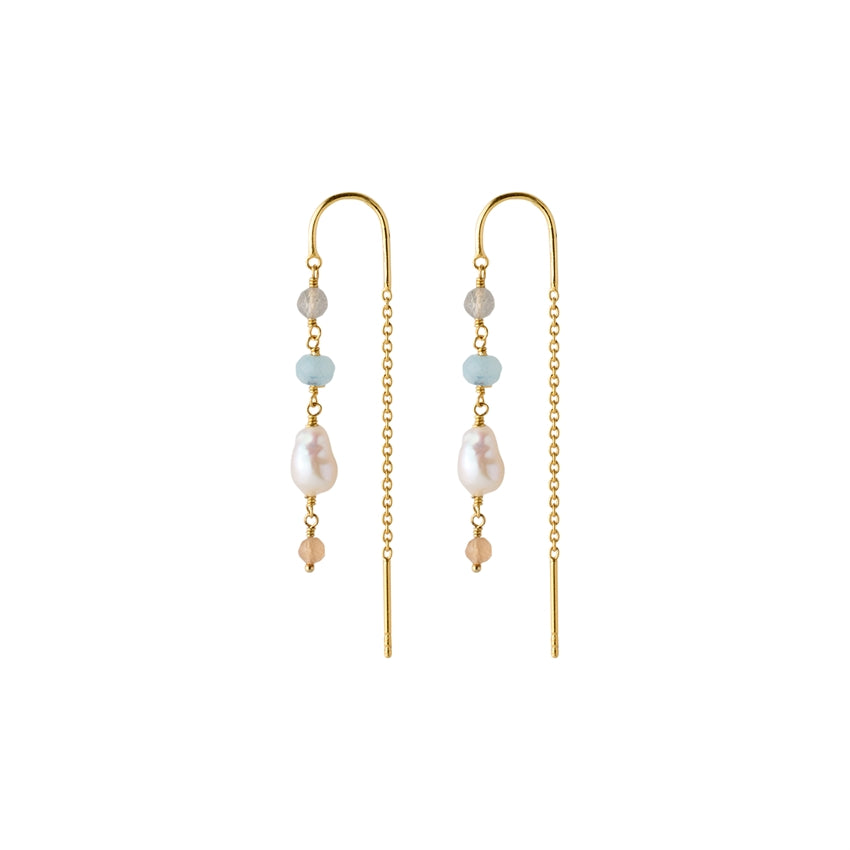 Mellow Blue øreringe fra Pernille Corydon i forgyldt sterlingsølv med perler i lyse, varierede nuancer.